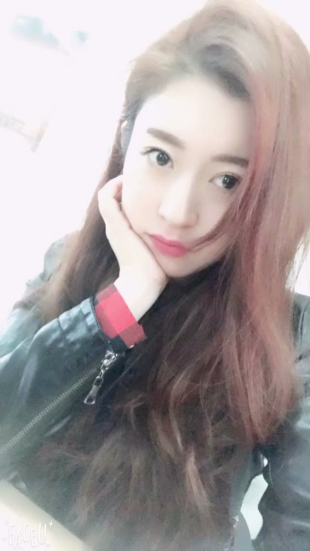 漂亮大方的邻家女孩